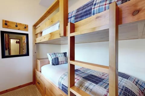 Lion Square 310E Queen/Twin Bunks