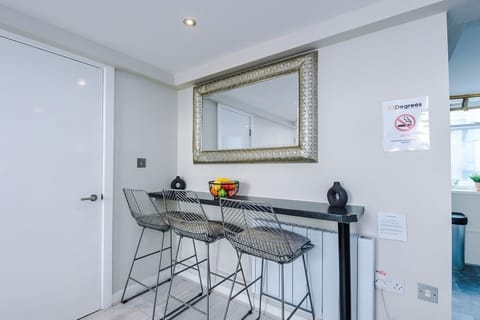 The open-plan living room and dining area benefit from a 50-inch Smart TV, a 4-seater dining table, a 3-seater breakfast bar, plenty of space to sit down in the evenings and a double sofa bed.