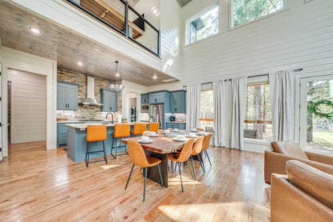 Dining Area | Dishware & Flatware Provided | Central A/C & Heat | 1st Floor