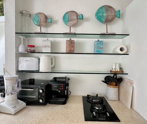 Fridge, oven, stovetop, coffee/tea maker