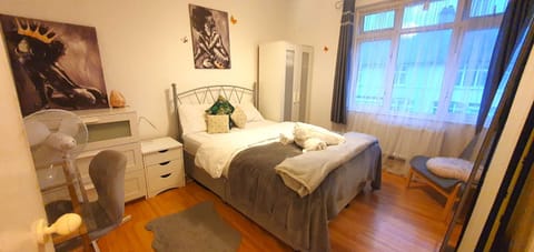 2 bedrooms, iron/ironing board, internet, bed sheets