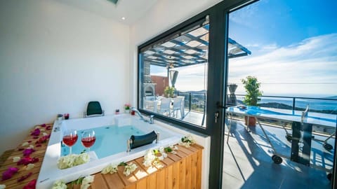 Indoor spa tub