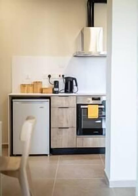 Fridge, oven, stovetop, coffee/tea maker