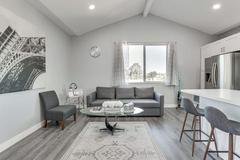 Living Room | Queen Sleeper Sofa | Free WiFi | Central A/C & Heating | Smart TV