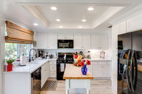 Kitchen | 1st Floor | Dual Drip/Single-Serve Coffee Maker | Dishwasher