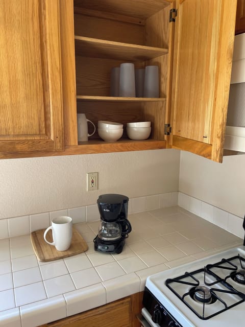 Microwave, oven, dishwasher, coffee/tea maker