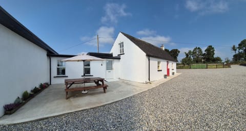 Gravel driveway to both entranceways, lots of parking!