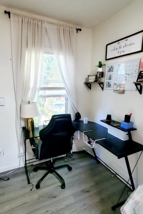 Small Office room space next to bedroom