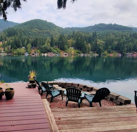 Romantic lakeside cottage with kayak, SUP board, private dock