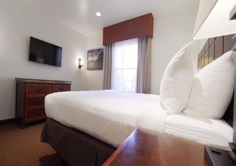 Unit with 1 King size bed. Exact unit will be assigned upon arrival. Views, colors, and decor may vary.