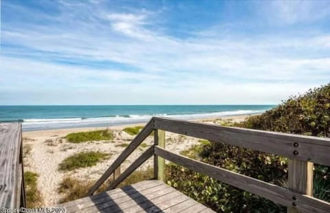 Beach nearby, sun loungers, beach towels