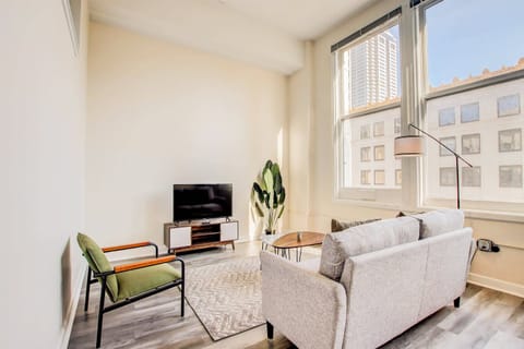 TWO CozySuites 4BR Queen Apt with Skybridge Access