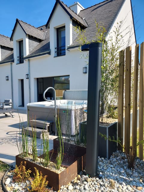 Outdoor spa tub