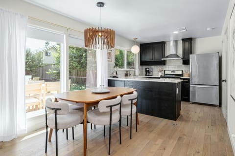 This mid-century dining room table comfortably seats 6, but has the option to extend with a leaf to accommodate 8, making it perfect for hosting intimate dinners or larger gatherings with friends and family.