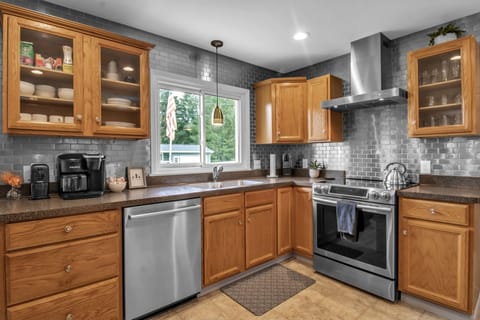 8 fully equipped modern kitchen