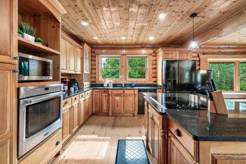 Fully equipped spacious kitchen, perfect for all your culinary needs!