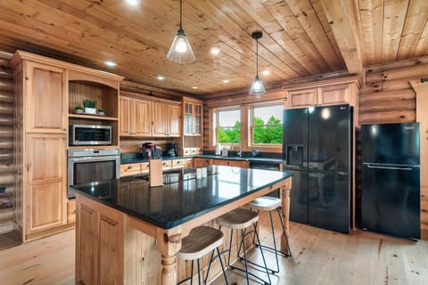 Fully equipped spacious kitchen, perfect for all your culinary needs!