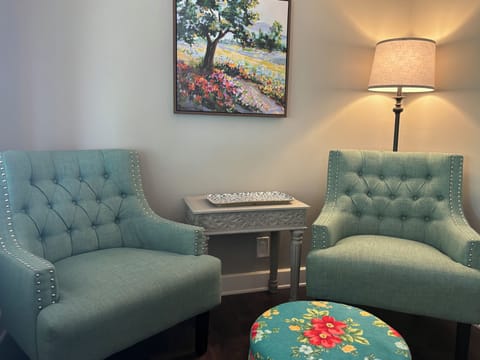 Hurkle Durkle Nook-enjoy your morning coffee with a peek a boo view of the Lake!