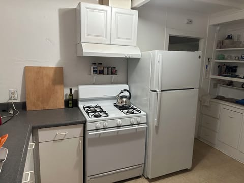 Fridge, oven, stovetop, coffee/tea maker