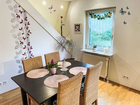 Table, Property, Furniture, Plant, Wood, Chair, Building, Interior Design, Flooring, Floor