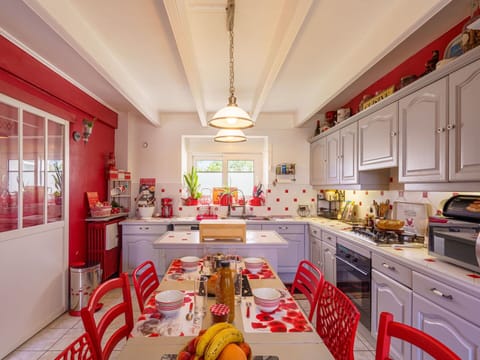 Property, Cabinetry, Interior Design, Orange, Lighting, Building, Countertop, Flooring, Hall, Decoration