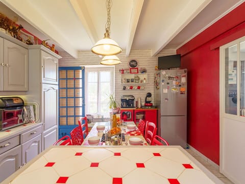 Property, Cabinetry, Interior Design, Building, Decoration, Orange, Architecture, Lighting, Flooring, Floor