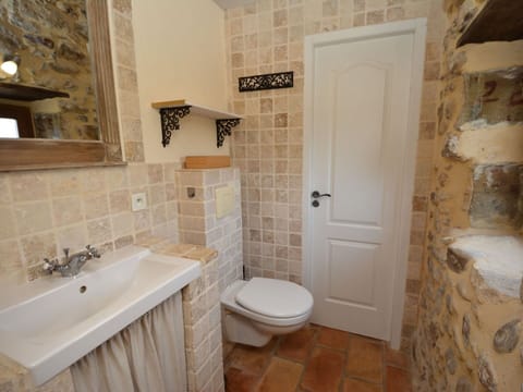 Mirror, Property, Plumbing Fixture, Sink, Bathroom, Tap, Wood, Interior Design, Architecture