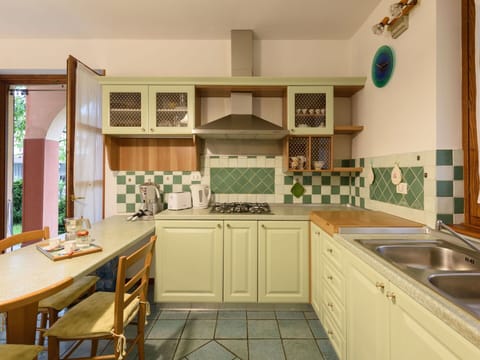 Oven, dishwasher, highchair