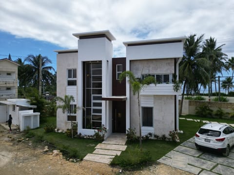 Construction is no longer taking place on this villa and many only 1 lot left