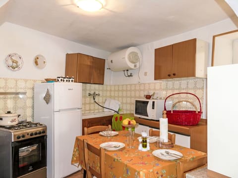 Cabinetry, Countertop, Property, Kitchen, Kitchen Appliance, Wood, Kitchen Stove, Interior Design, Lighting, Home Appliance