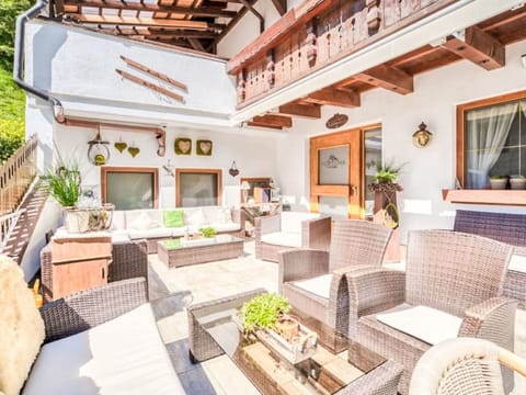 Property, Couch, Plant, Table, Interior Design, Living Room, Houseplant, Residential Area, Real Estate, Chair