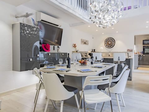 Table, Furniture, Property, Building, White, Chair, Interior Design, Floor, Kitchen & Dining Room Table, Flooring