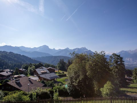 Plant, Sky, Building, Property, Window, Tree, Natural Landscape, Land Lot, House, Grass
