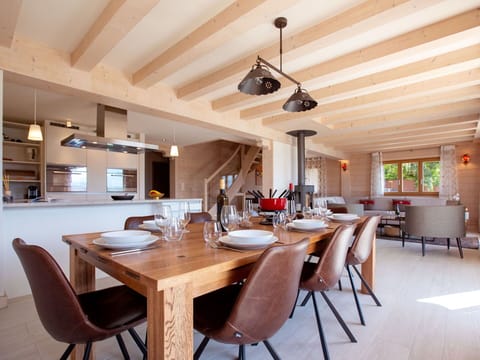 Plant, Sky, Building, Property, Window, Tree, Natural Landscape, Land Lot, House, Grass