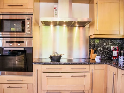 Table, Property, Building, Furniture, Water, Plant, Sky, Chair, Cloud, Seaside Resort