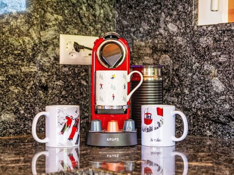 Table, Property, Building, Furniture, Water, Plant, Sky, Chair, Cloud, Seaside Resort