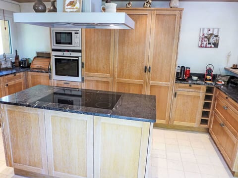 Sky, Plant, Cloud, Building, Window, Tree, Natural Landscape, Land Lot, House, Cottage