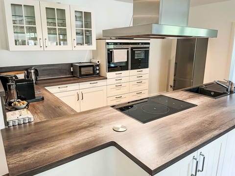 Sky, Plant, Cloud, Building, Window, Tree, Natural Landscape, Land Lot, House, Cottage