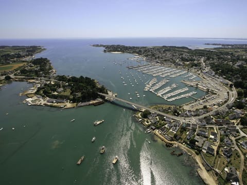 Water, Sky, Water Resources, Boat, Coastal And Oceanic Landforms, Natural Landscape, Urban Design, Landscape, City, Metropolitan Area