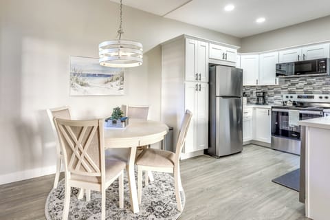 Dining Area | Kitchen