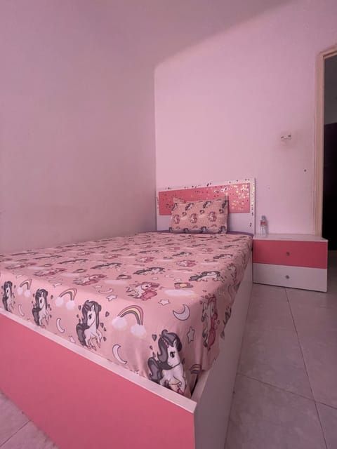 3 bedrooms, iron/ironing board, bed sheets