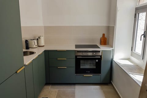 Fridge, microwave, oven, coffee/tea maker