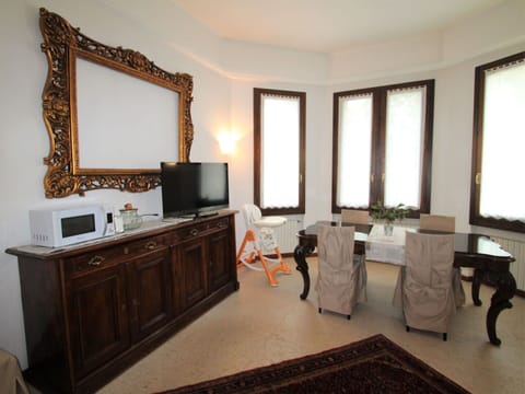 Property, Furniture, Cabinetry, Comfort, Mirror, Television, Window, Building, Interior Design, Architecture