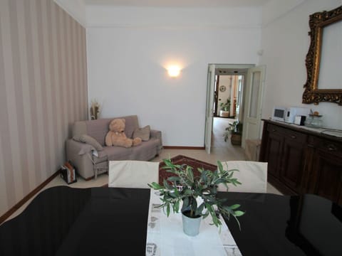 Mirror, Property, Furniture, Picture Frame, Couch, Table, Cabinetry, Building, Interior Design, Plant