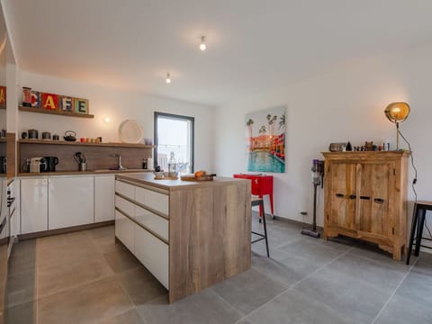 Sky, Cloud, Water, Plant, Swimming Pool, Building, Blue, Azure, Tree, House