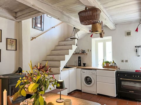 Property, Plant, Cabinetry, Picture Frame, Building, Interior Design, Lighting, Wood, Houseplant, Kitchen Stove