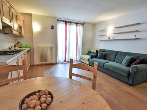 Table, Furniture, Property, Couch, Wood, Interior Design, Countertop, Lighting, Comfort, Flooring