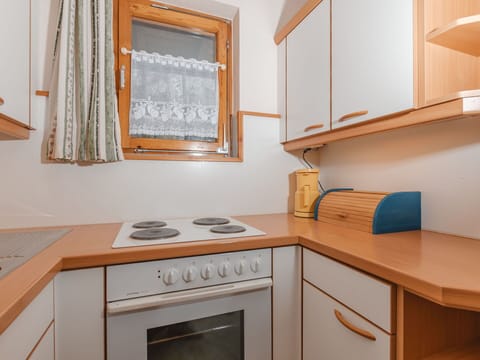 Cabinetry, Property, Building, Furniture, Wood, Window, Interior Design, House, Architecture, Floor