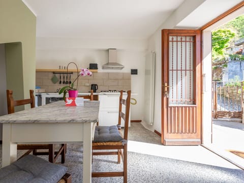 Property, Furniture, Table, Plant, Chair, Building, Wood, Interior Design, Houseplant, Floor