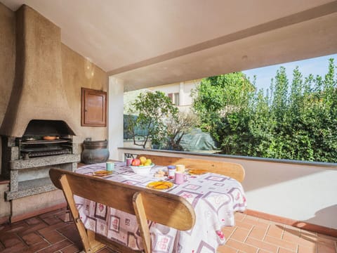 Furniture, Table, Property, Wood, Kitchen Appliance, Interior Design, Building, Flooring, Kitchen, Shade